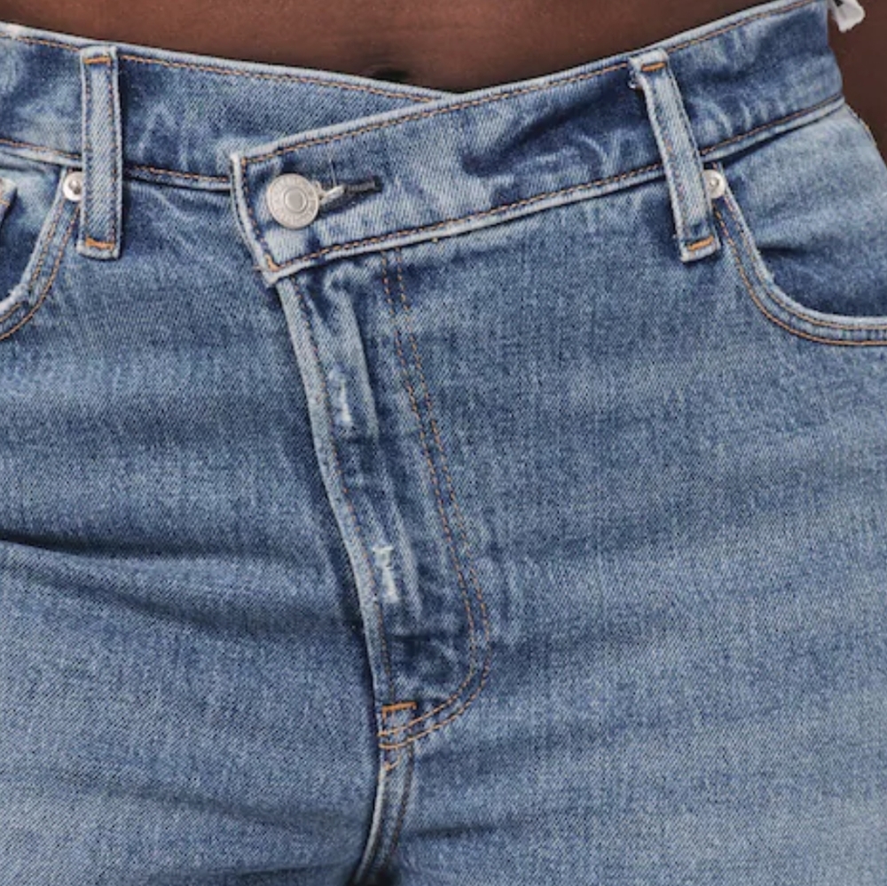 NWOT Abercrombie Curve Love Ultra High Rise 90s Straight Jean